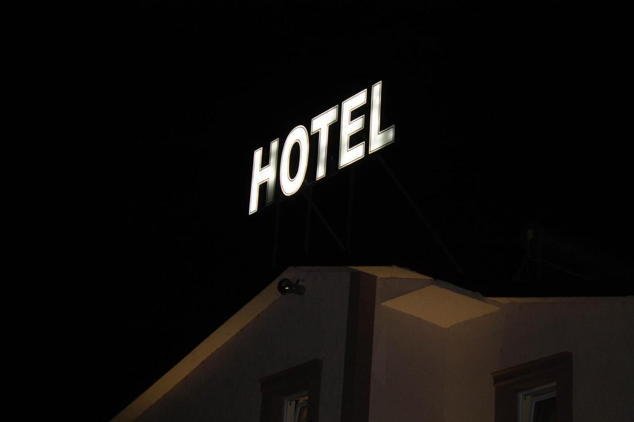 Hotel Living Suto Orizari Ngoại thất bức ảnh