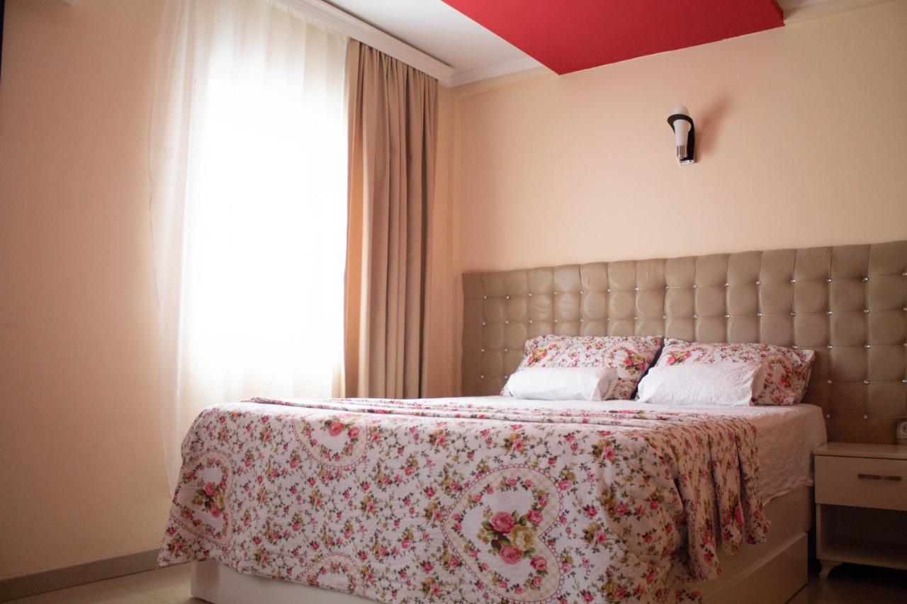 Hotel Living Suto Orizari Ngoại thất bức ảnh
