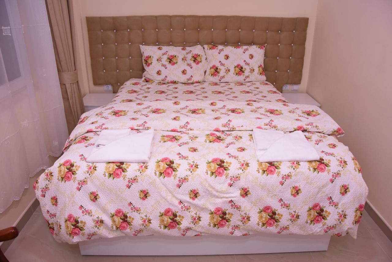 Hotel Living Suto Orizari Ngoại thất bức ảnh